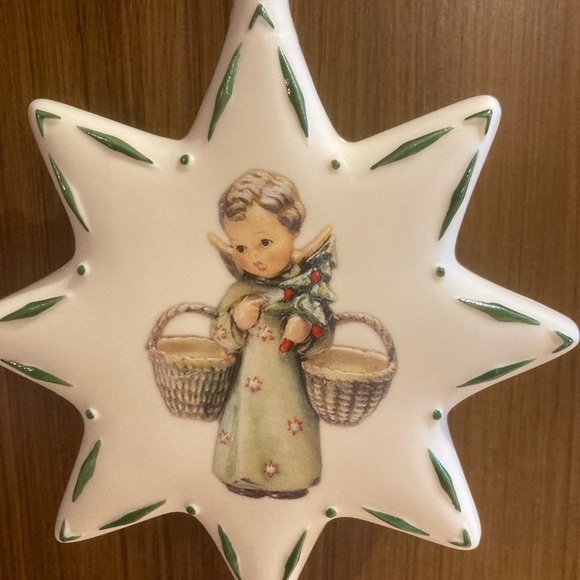 Hummel 2009 Christmas Angel Ornament - Picture 2 of 5